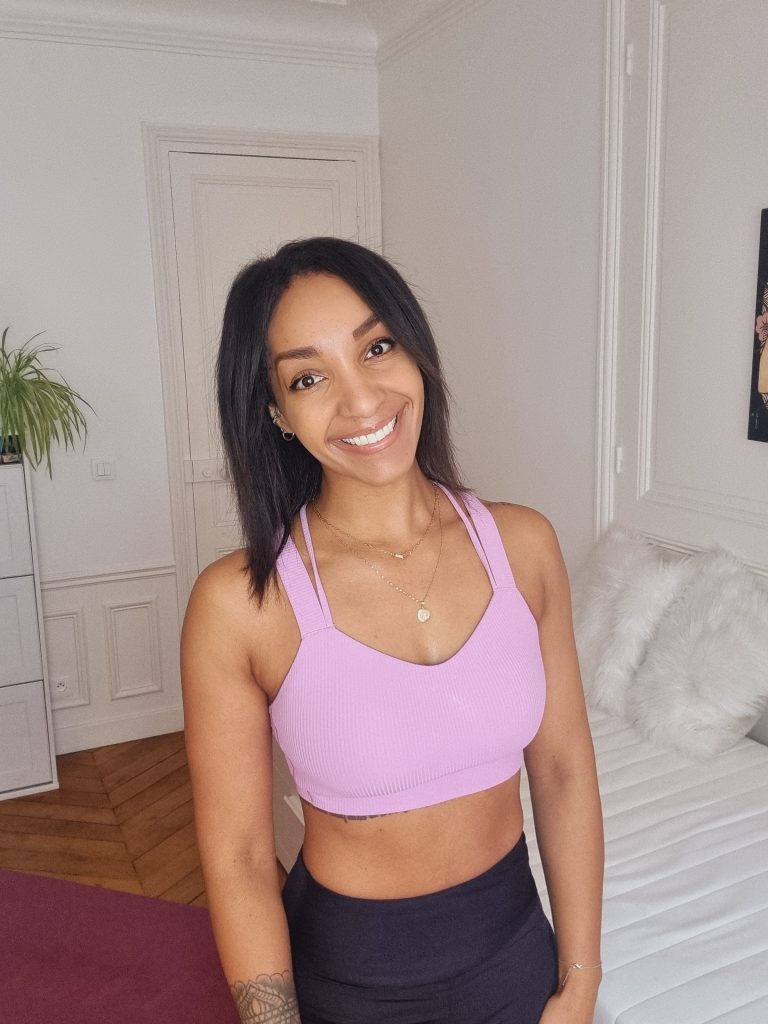 Cécilia smiling in her home coaching space